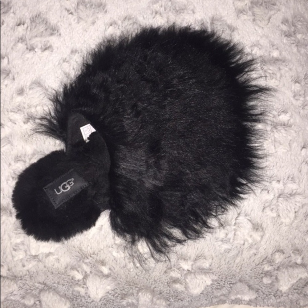 • Fluffly UGG slippers! •
